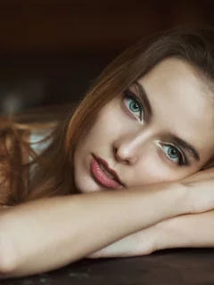 брюнетка, взгляд