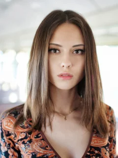 модель, брюнетка, позирует, в вагоне