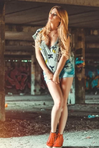 секси, блондинка, позирует