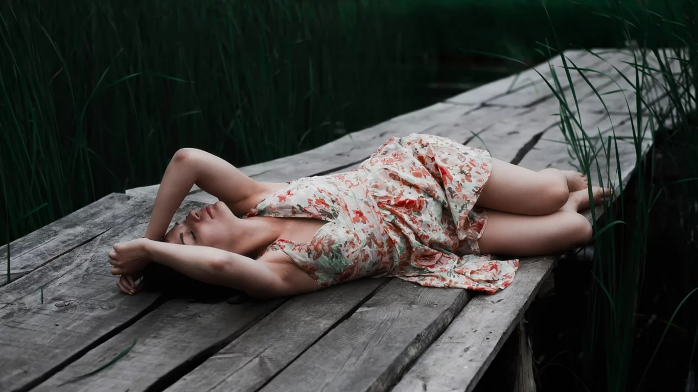 красивая, девушка, брюнетка, позирует