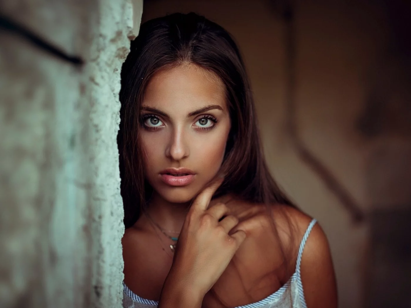 модель, брюнетка, позирует, взгляд