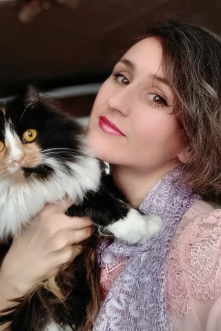 модель, брюнетка, позирует, с кошкой