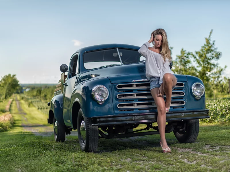 девушка, милая, симпатичная, шорты, автомобиль