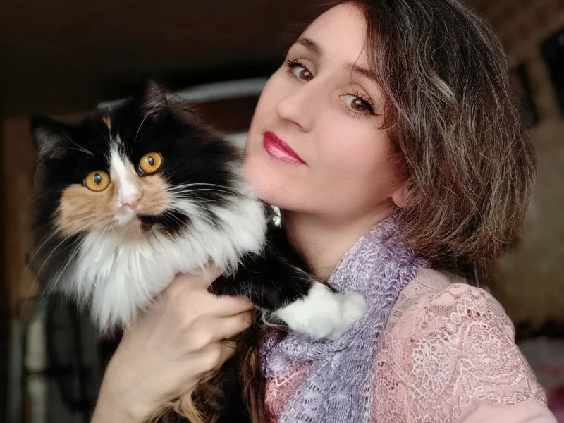 модель, брюнетка, позирует, с кошкой