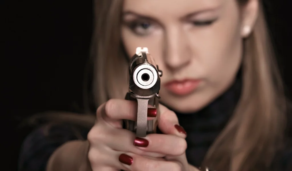девушка, взгляд, пистолет