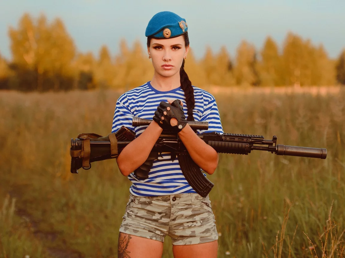 девушка, милая, симпатичная, берет, тельняшка, автомат