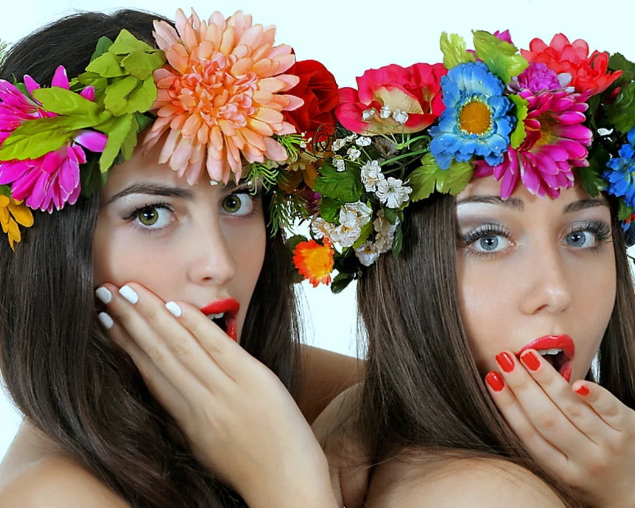 девушки, венки, на голове