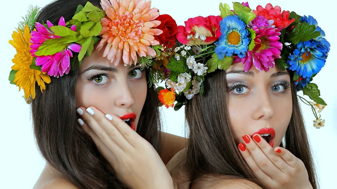 девушки, венки, на голове