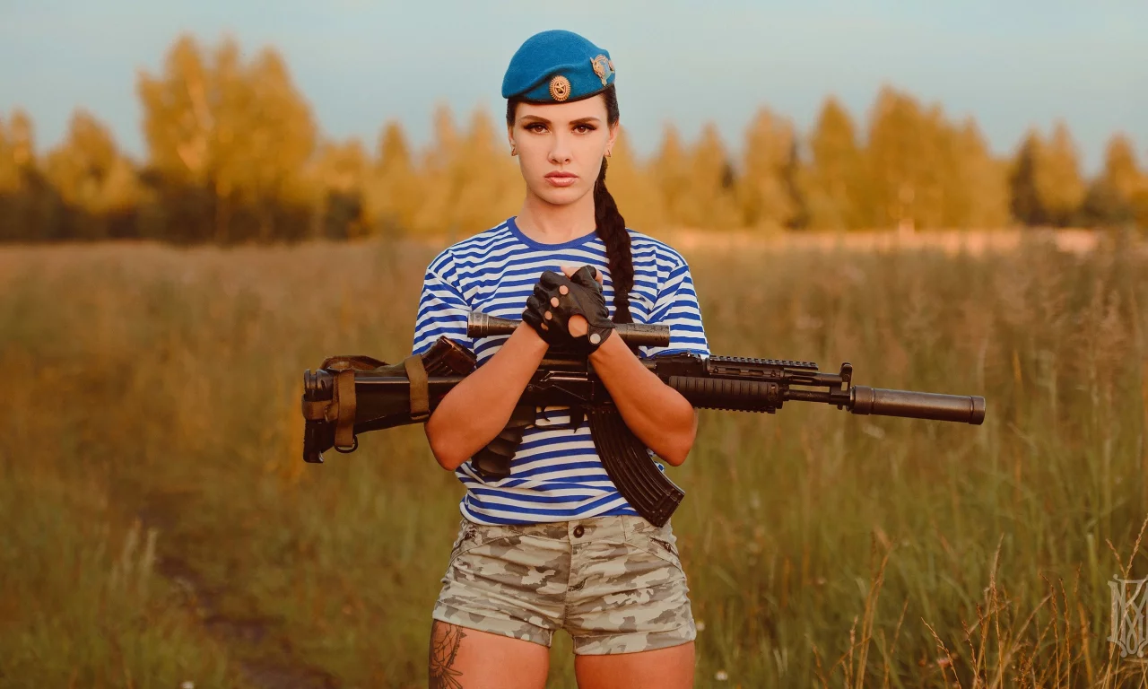 девушка, милая, симпатичная, берет, тельняшка, автомат