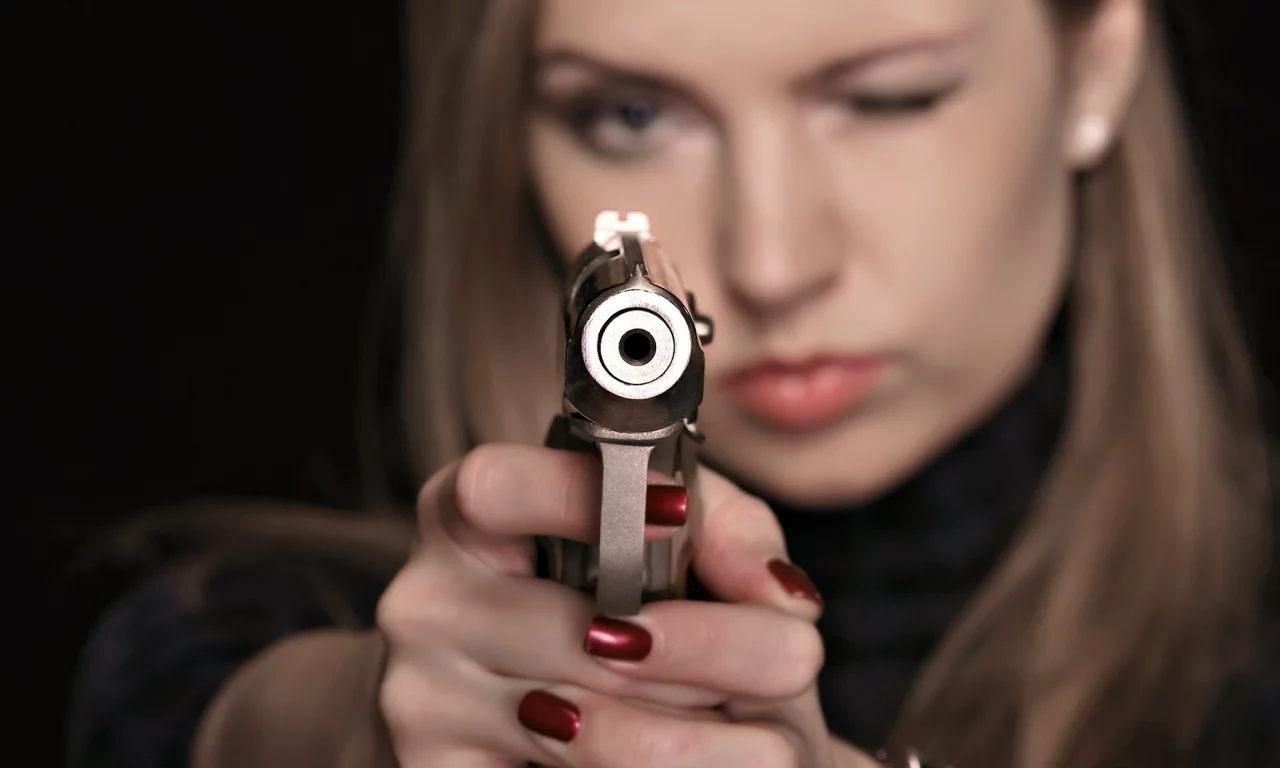 девушка, взгляд, пистолет