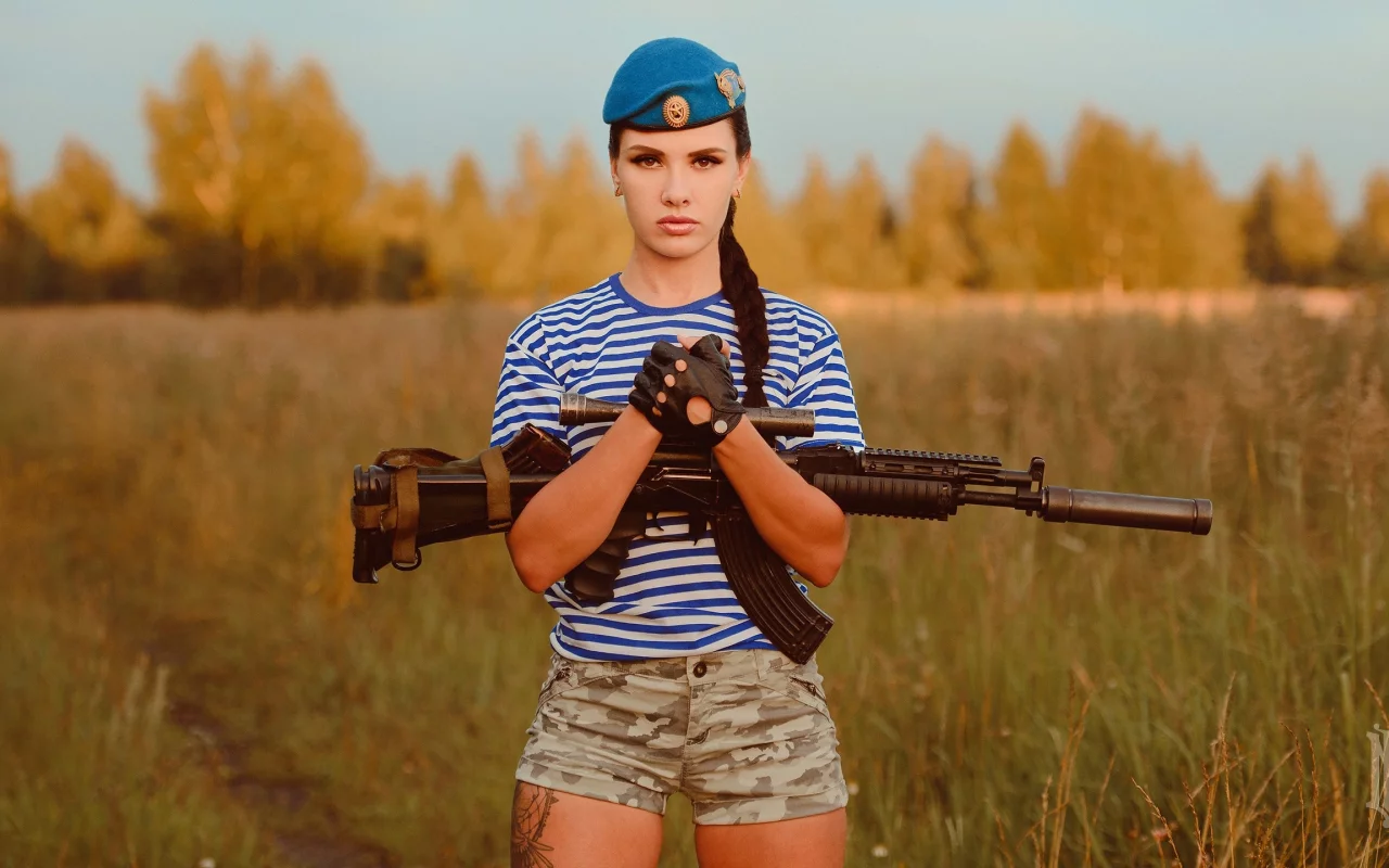 девушка, милая, симпатичная, берет, тельняшка, автомат