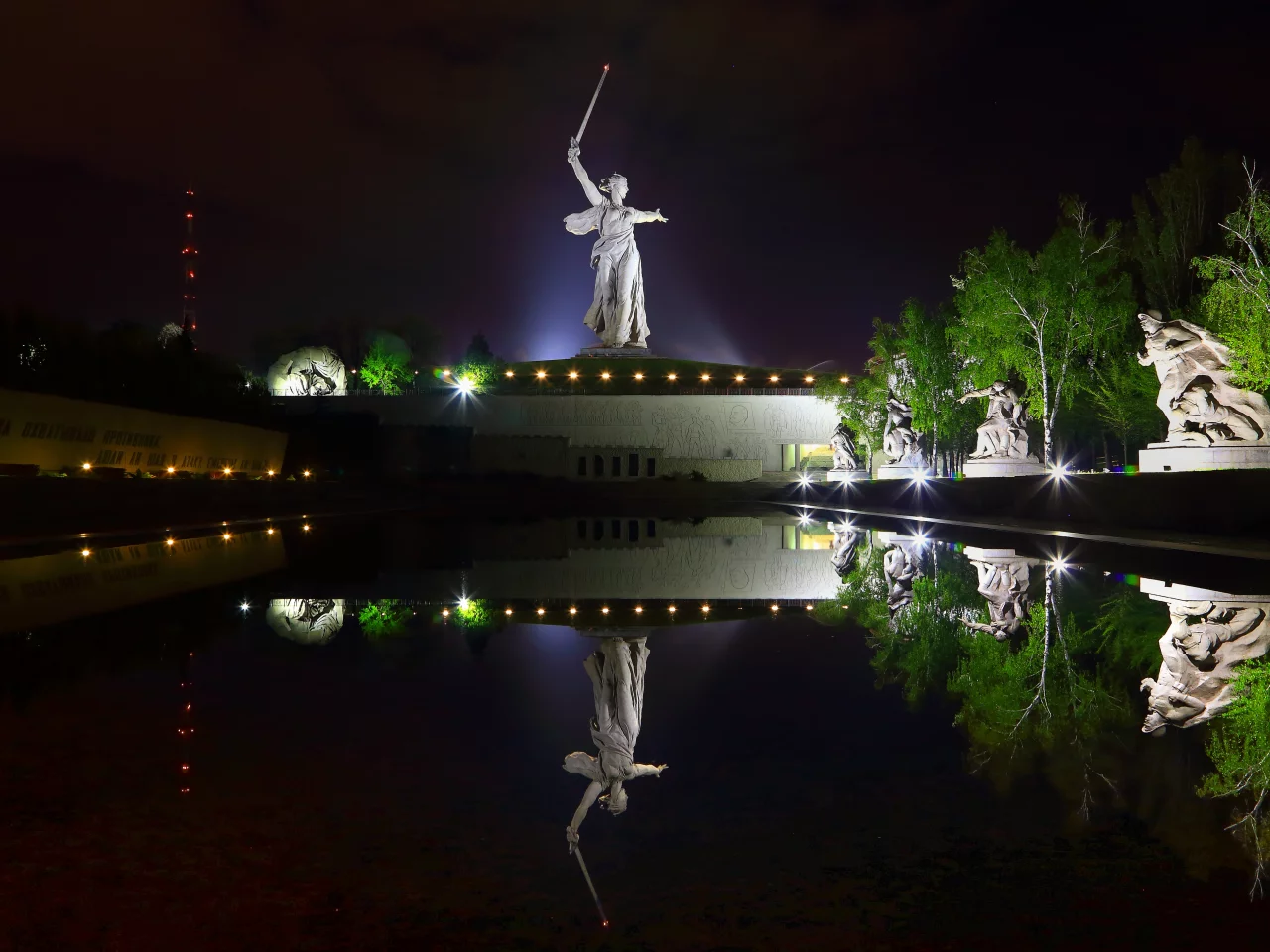 мамаев, курган, статуя, родинамать, волгоград, россия, вучетич, монумент, мемориал, победа, город, ночь, отражение, деревья, берёзы, фонари, небо, памятник, меч