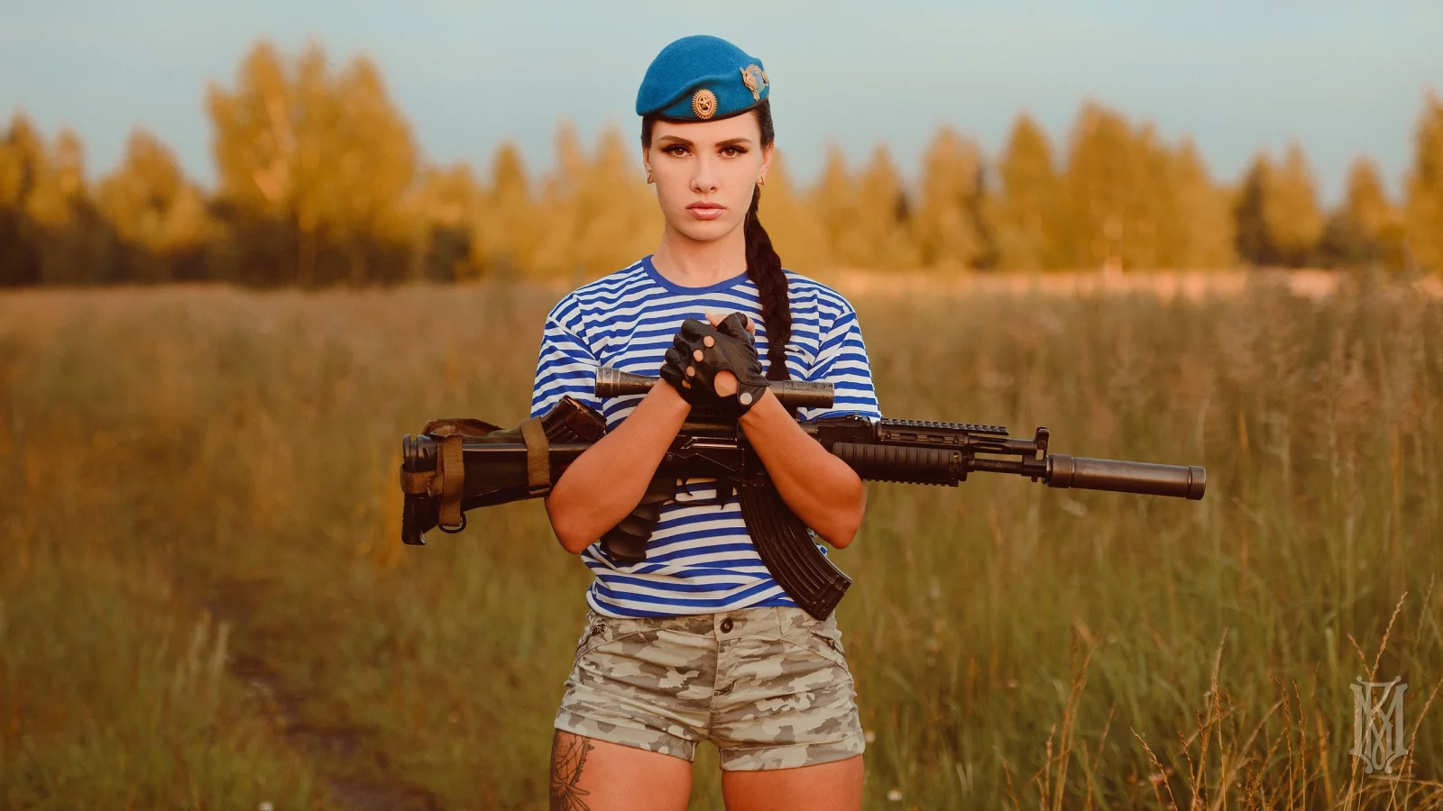 девушка, милая, симпатичная, берет, тельняшка, автомат