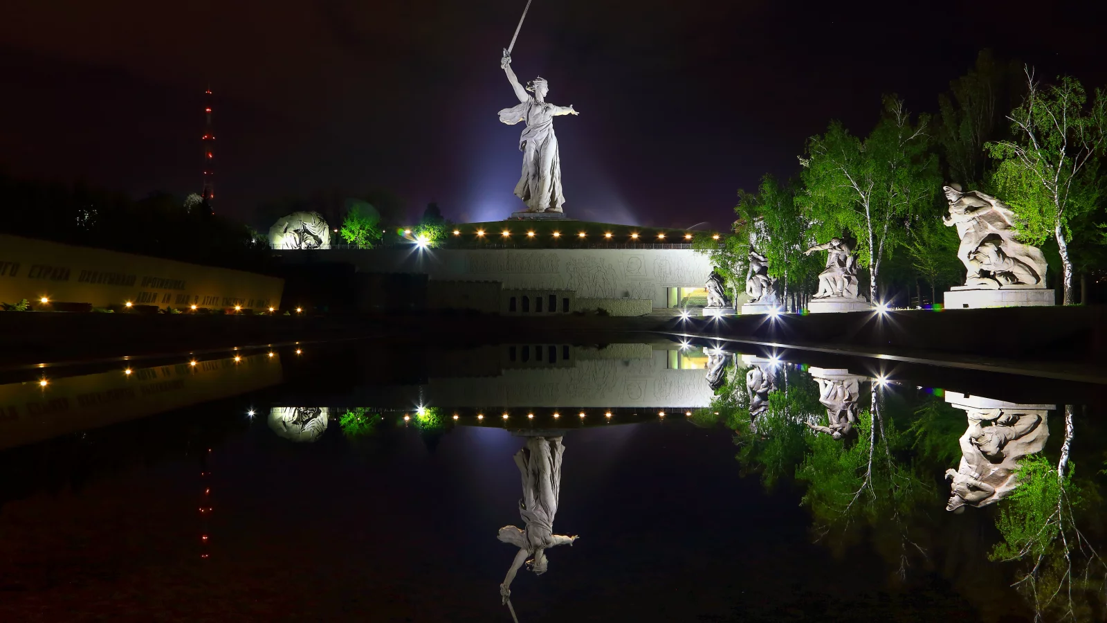 мамаев, курган, статуя, родинамать, волгоград, россия, вучетич, монумент, мемориал, победа, город, ночь, отражение, деревья, берёзы, фонари, небо, памятник, меч