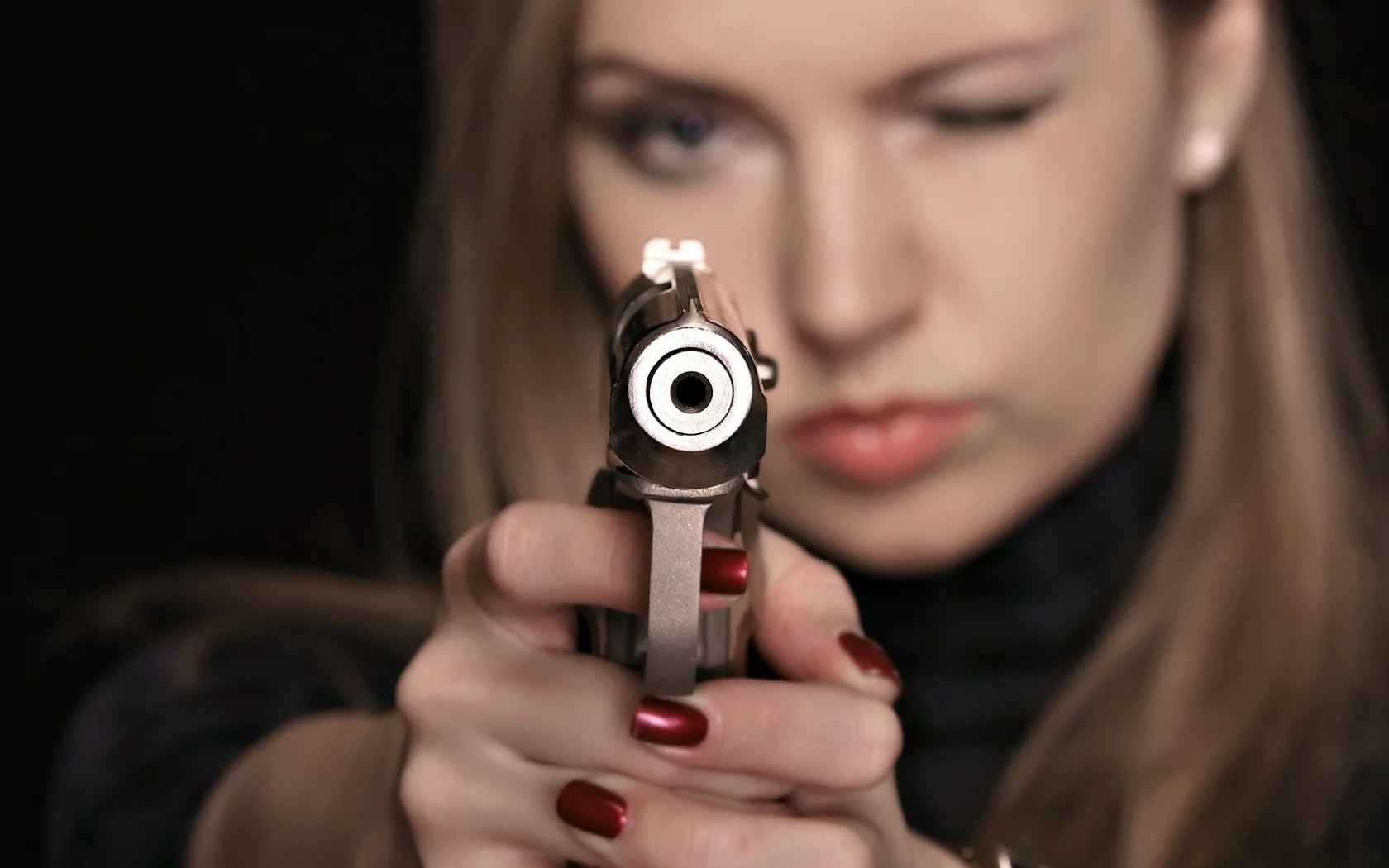 девушка, взгляд, пистолет