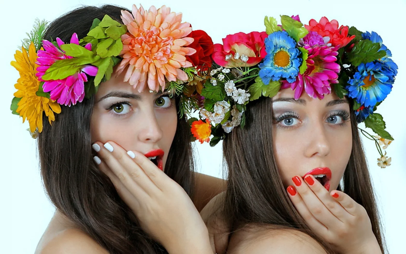 девушки, венки, на голове