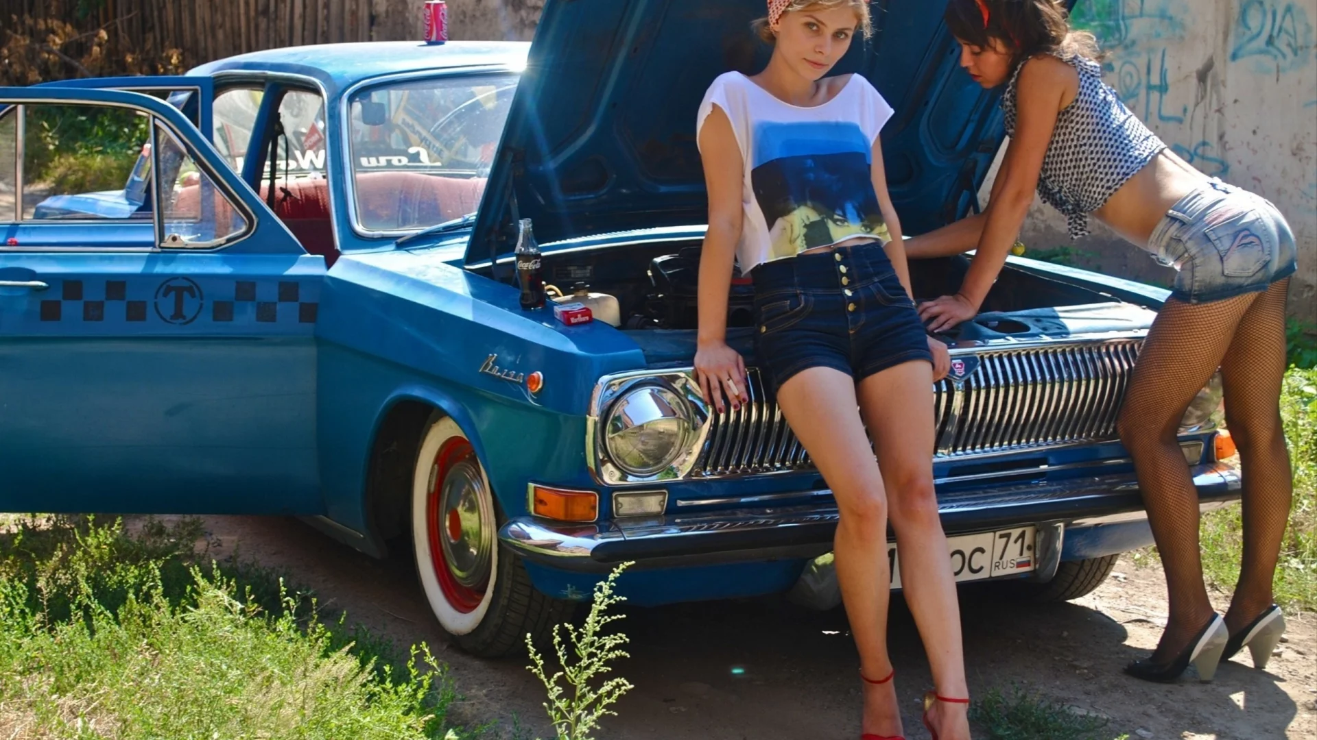 девушки, позируют, у волги