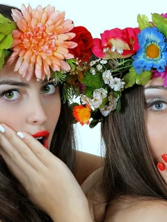 девушки, венки, на голове