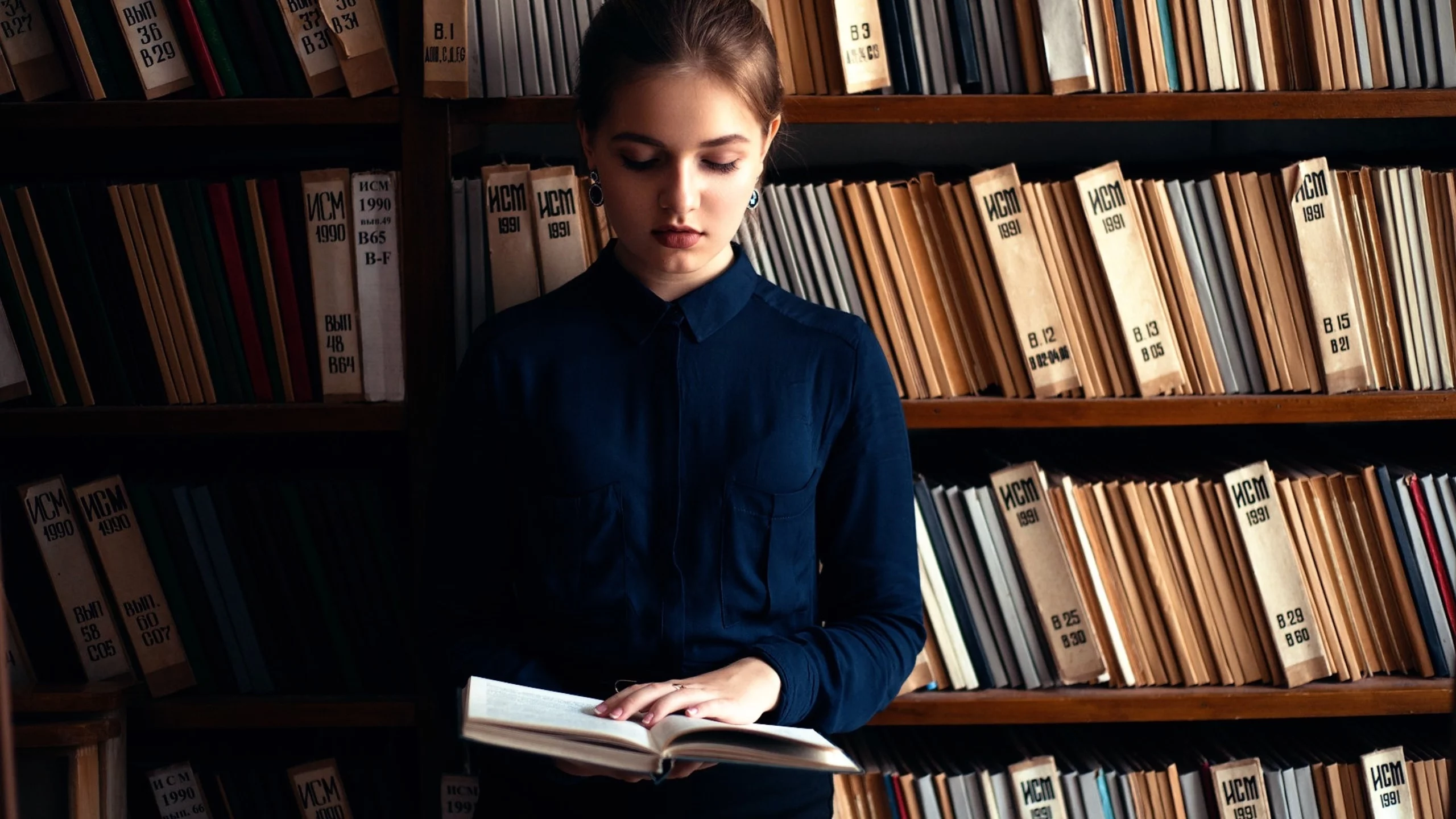 девушка, читает, книгу