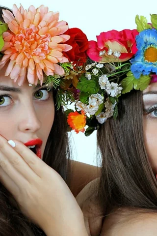 девушки, венки, на голове