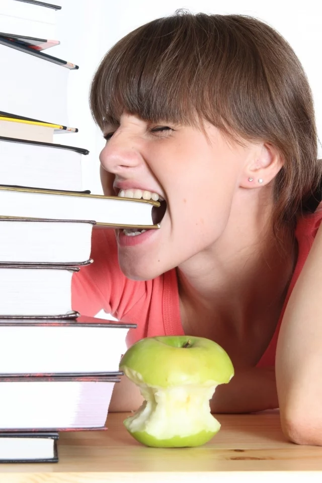 девушка, голодная, кусает, книгу