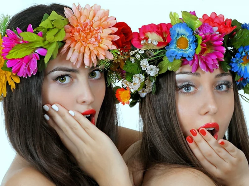 девушки, венки, на голове