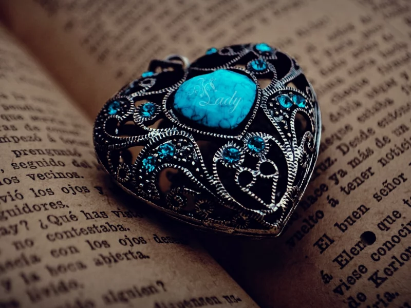 кулон, книга