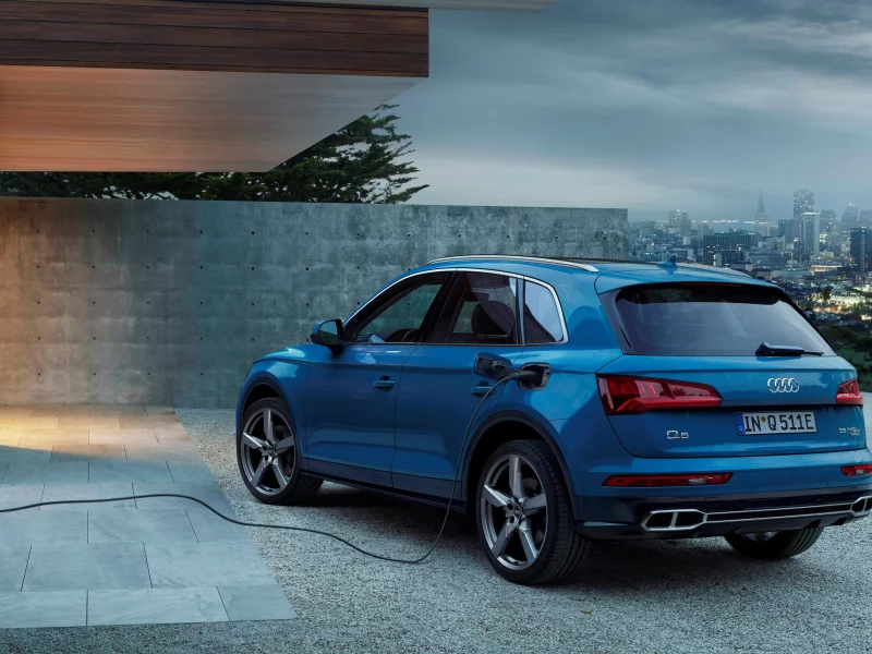 автомобиль, машина, ауди, audi, ку5, кроссовер, синий, зарядка, гибрид, hybrid, город