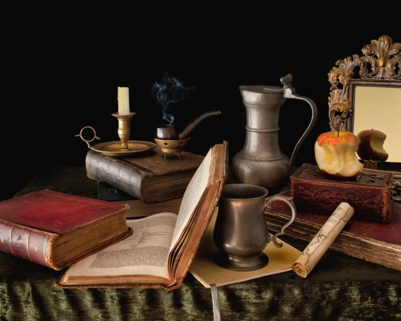книги, кувшин, яблоко, огрызок