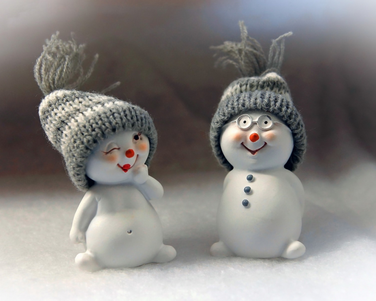 снеговики, в шапках