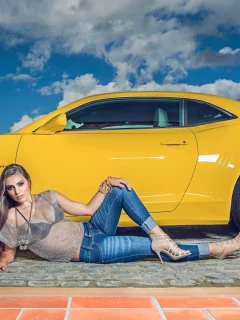 модель, фотосессия, у автомобиля