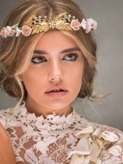 девушка, блондинка, взгляд, венок, на голове