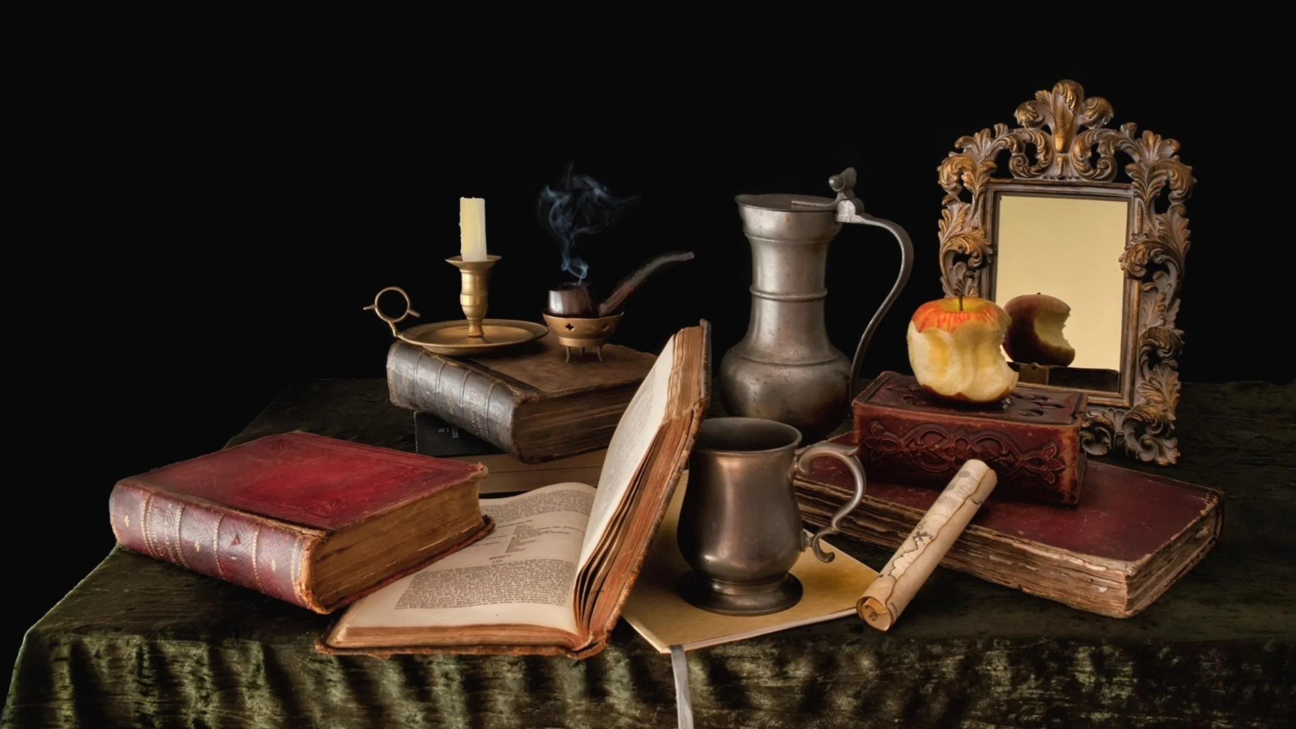 книги, кувшин, яблоко, огрызок