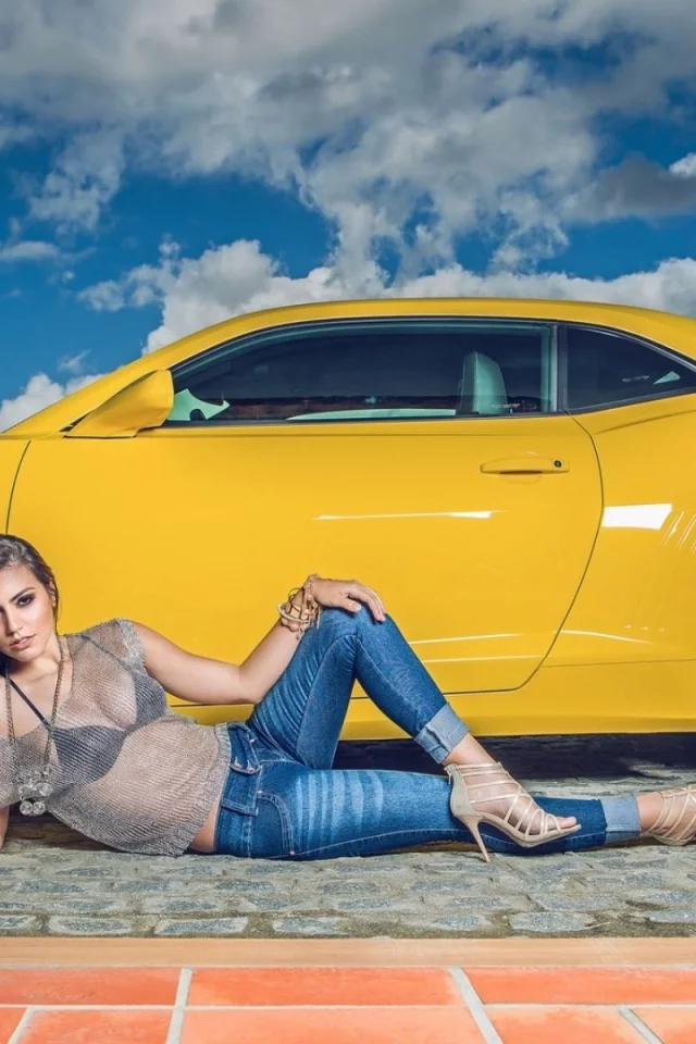 модель, фотосессия, у автомобиля