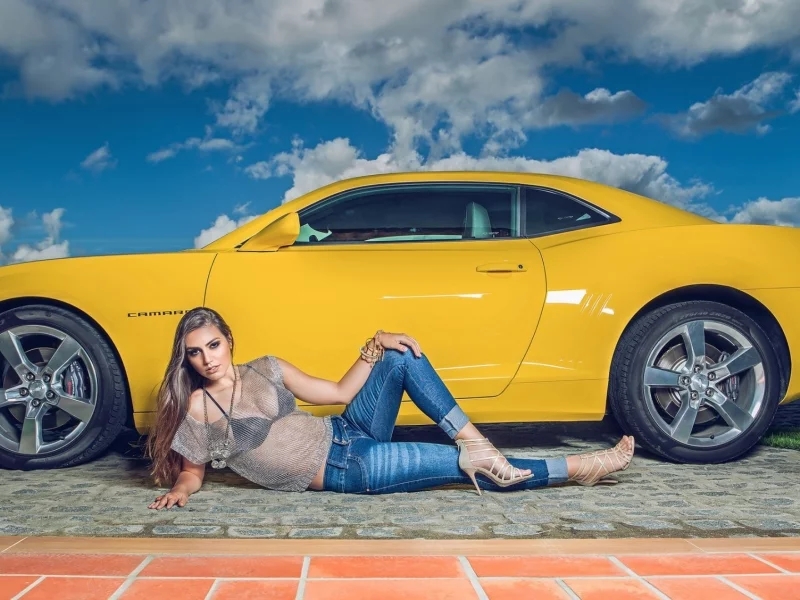модель, фотосессия, у автомобиля