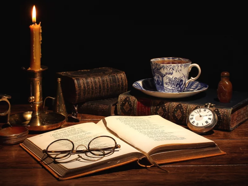 стол, свеча, очки, книги