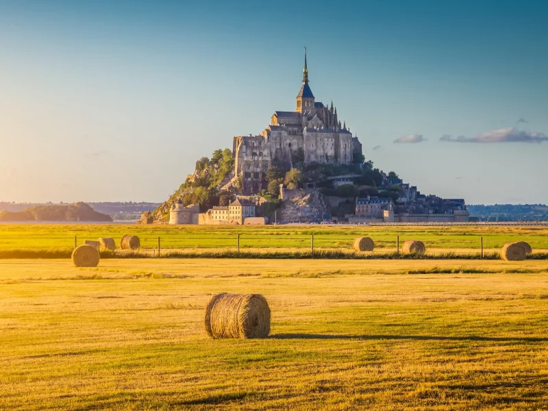 остров, крепость, мон сен мишель, mont saint michel, сено, поле, франция, небо