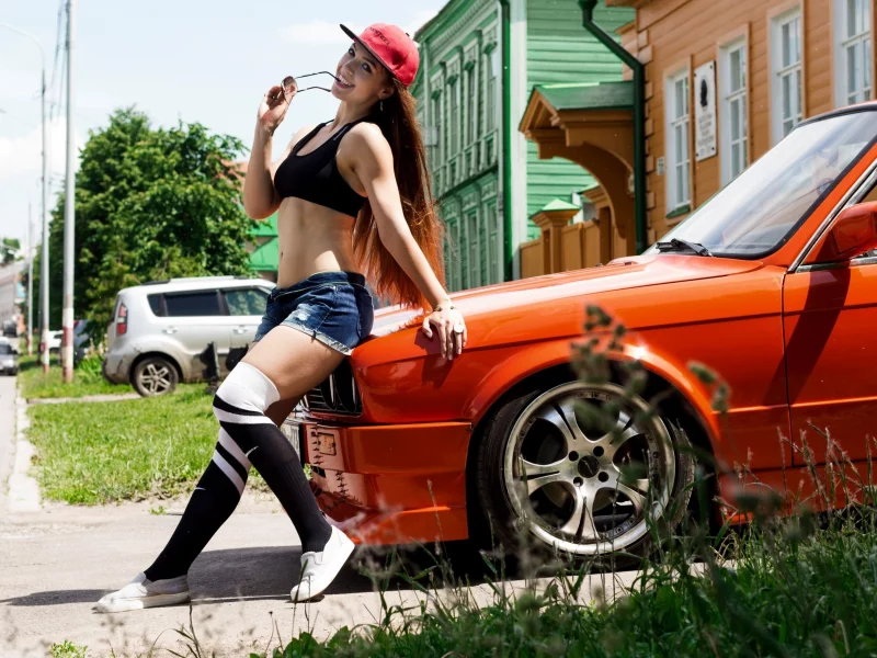 девушка, милая, симпатичная, шорты, кроссовки, кепка, чулки