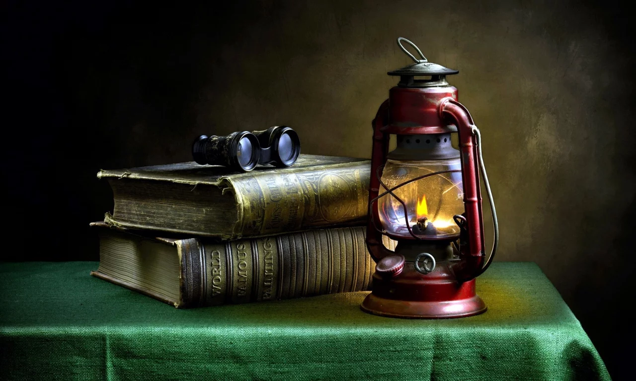 книги, скатерть, лампа