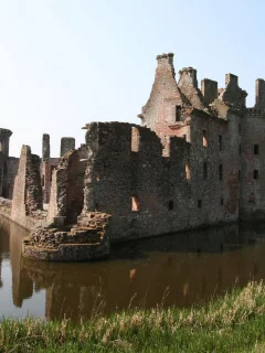 замок, ров, вода