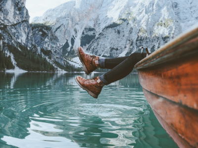 озеро, горы, лодка, ноги человека