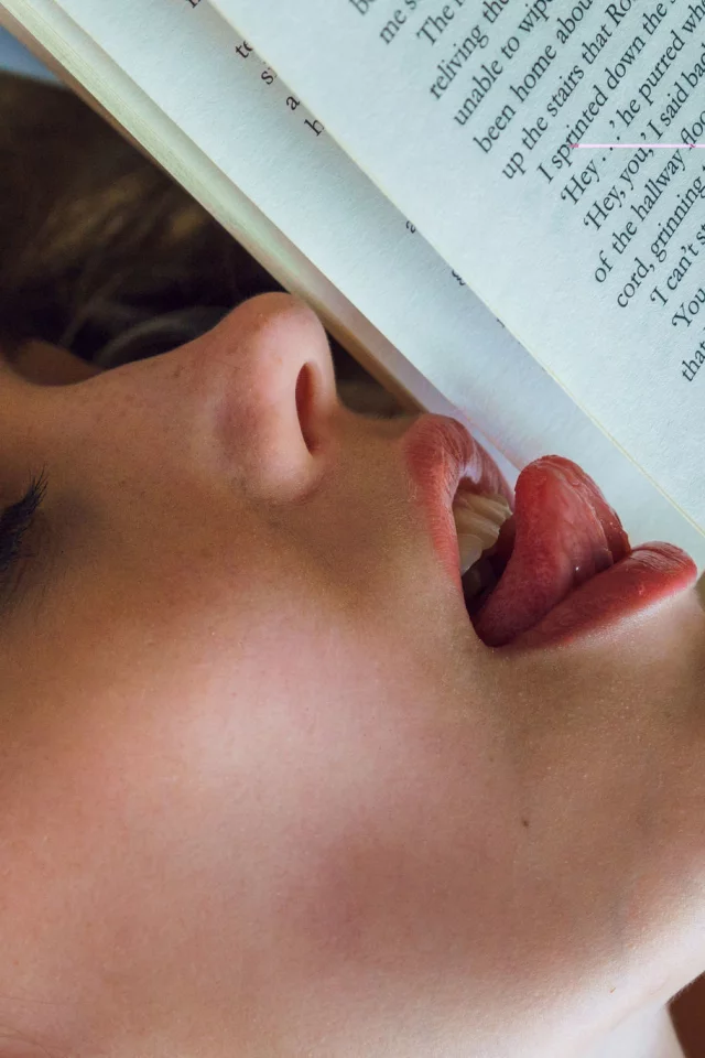 девушка, книга, страницы