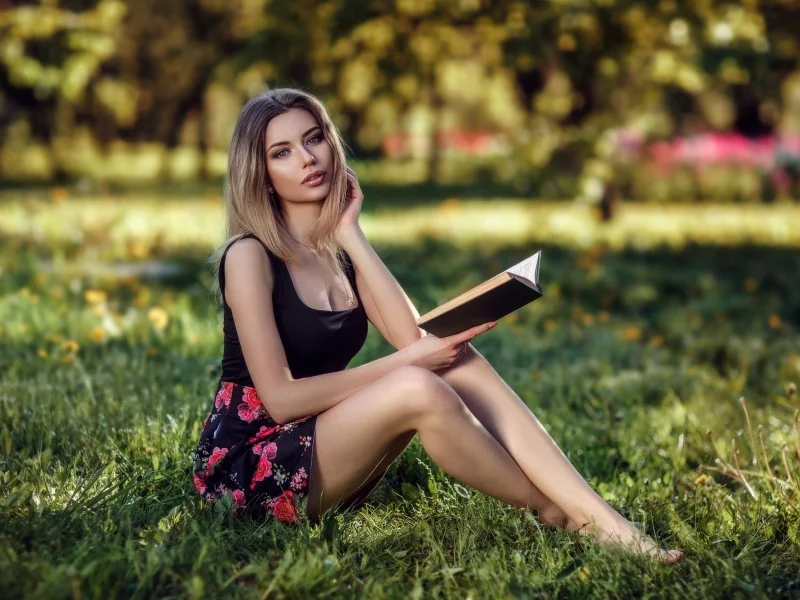 блондинка, красивая, на природе, с книгой