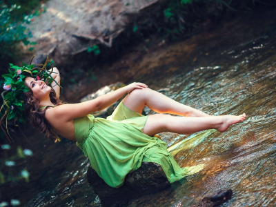 девушка, платье зелёное, позирует, у реки