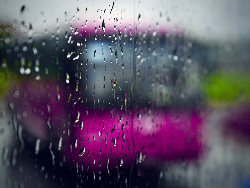 Песня по стеклу дождями. Дождь. Обои дождь. Капли дождя на стекле. Капли на окне.