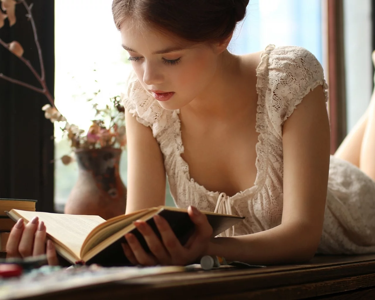девушки, книга
