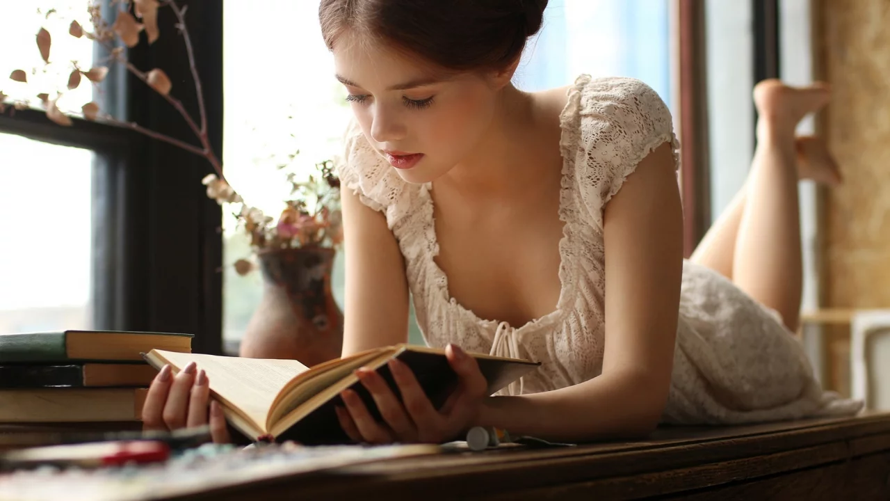 девушки, книга