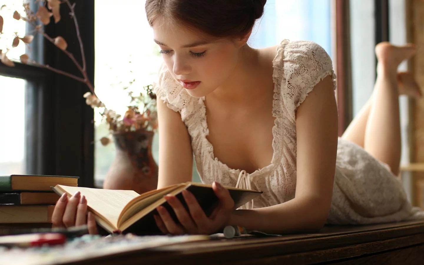 девушки, книга