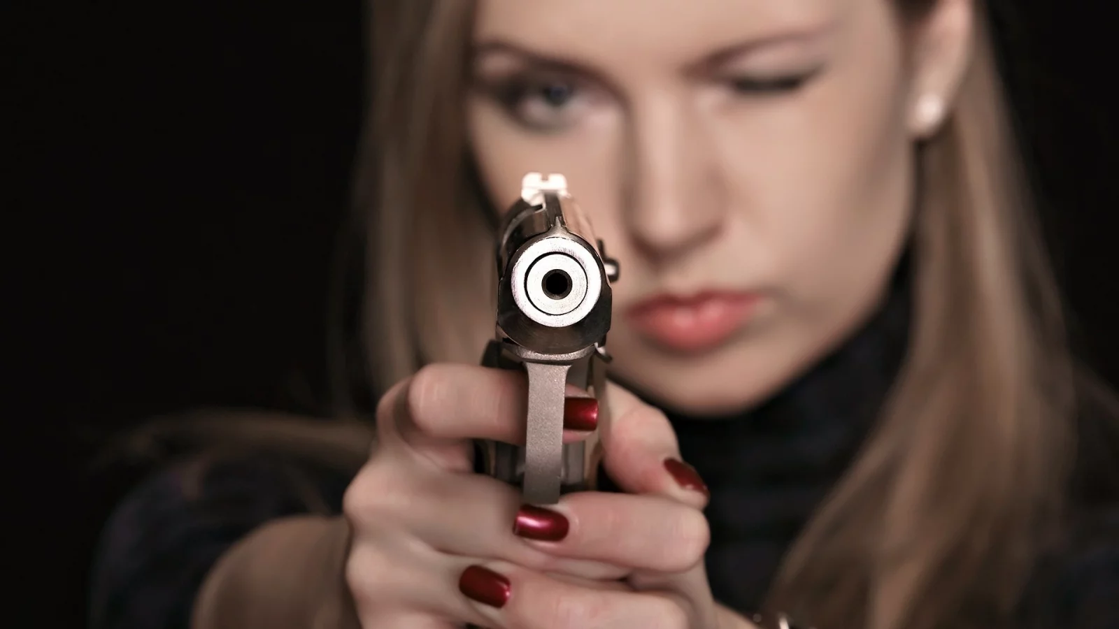 девушка, взгляд, пистолет