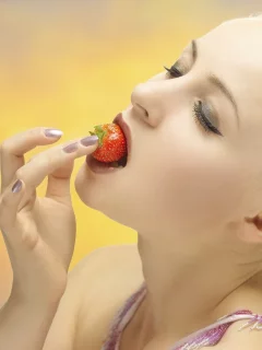 девушки, клубника
